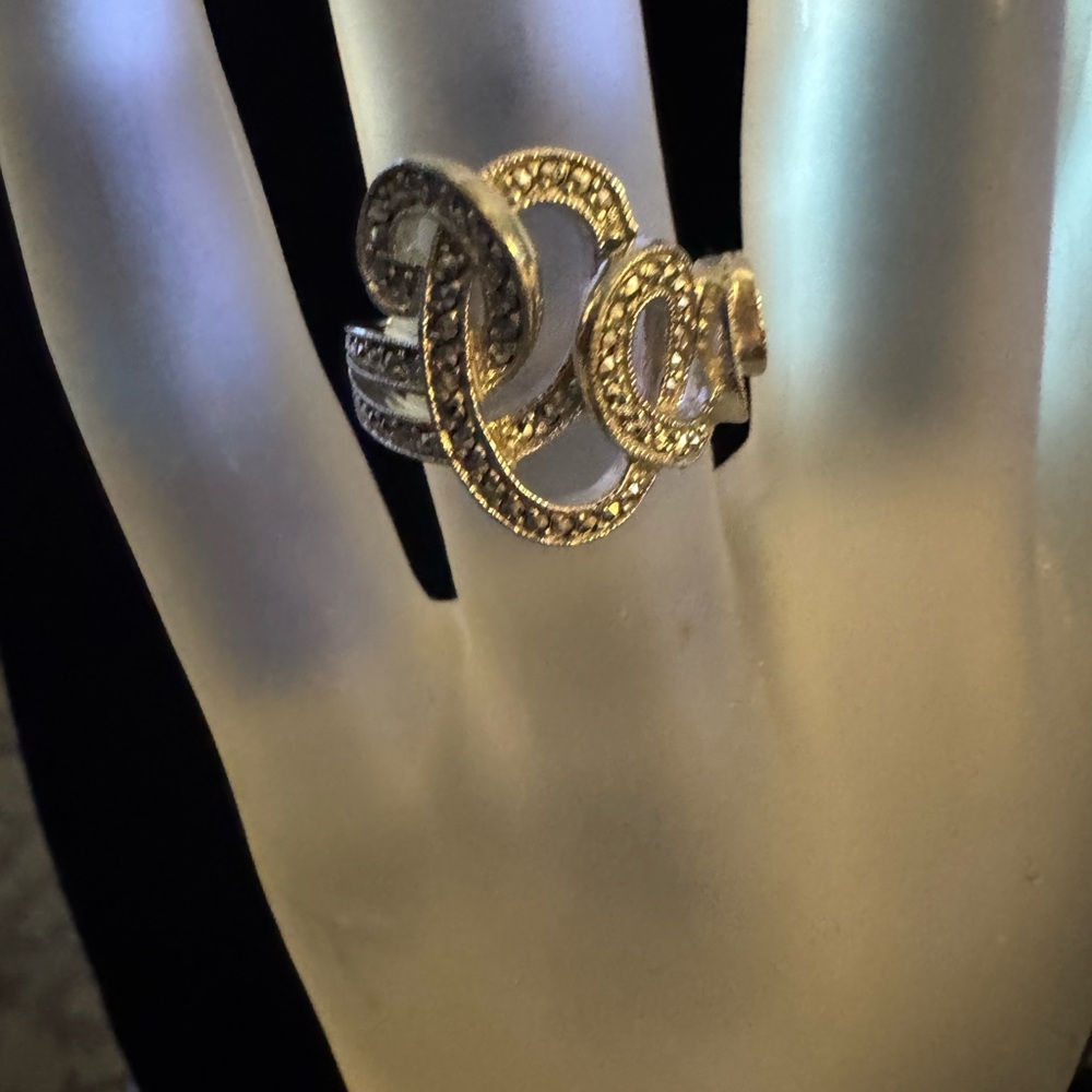 Elegant 925 Silver Marcasite Swirl Ring sz7